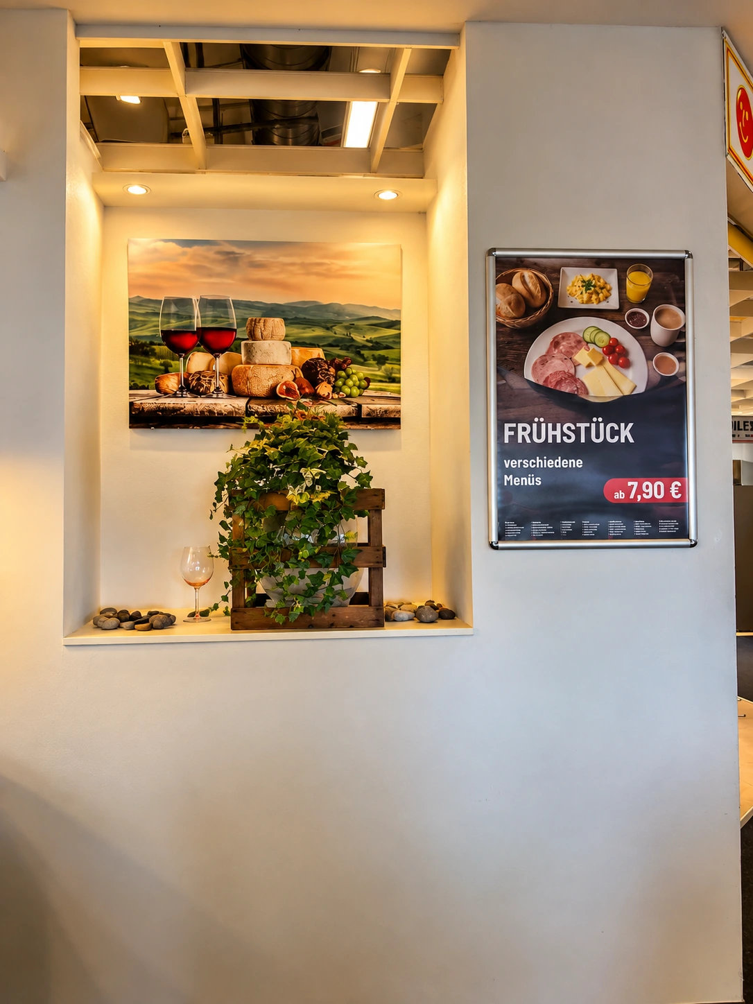 Dekoration und Frühstücksangebot im POCO Bistro